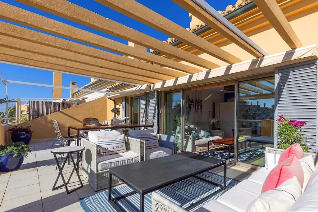 Beautiful Penthouse Overlooking Marina Channels Sotogrande